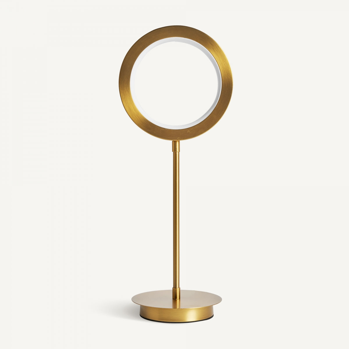 La lámpara de mesa en latón dorado MC 20 presenta un diseño de anillo circular abierto sobre un tallo vertical delgado y una base redonda, todo en elegante latón dorado, sobre un fondo blanco liso.