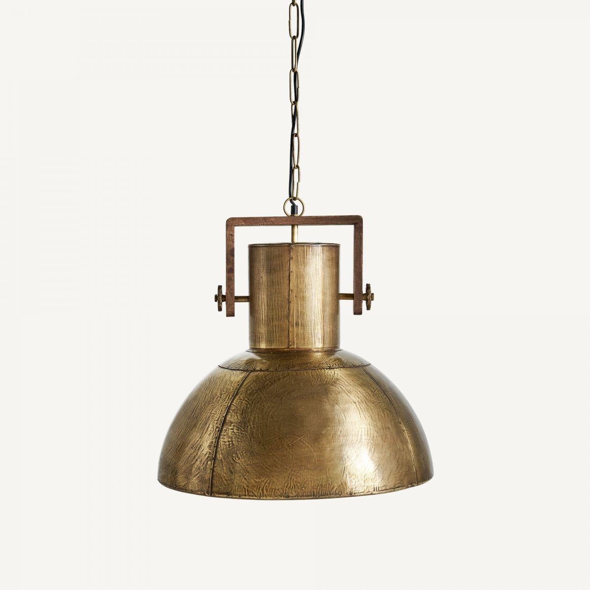 La lámpara colgante en hierro oro Décorde, con acabado texturizado y suspendido por cadena negra y soporte rectangular, aporta un toque art déco y elegancia a cualquier espacio.