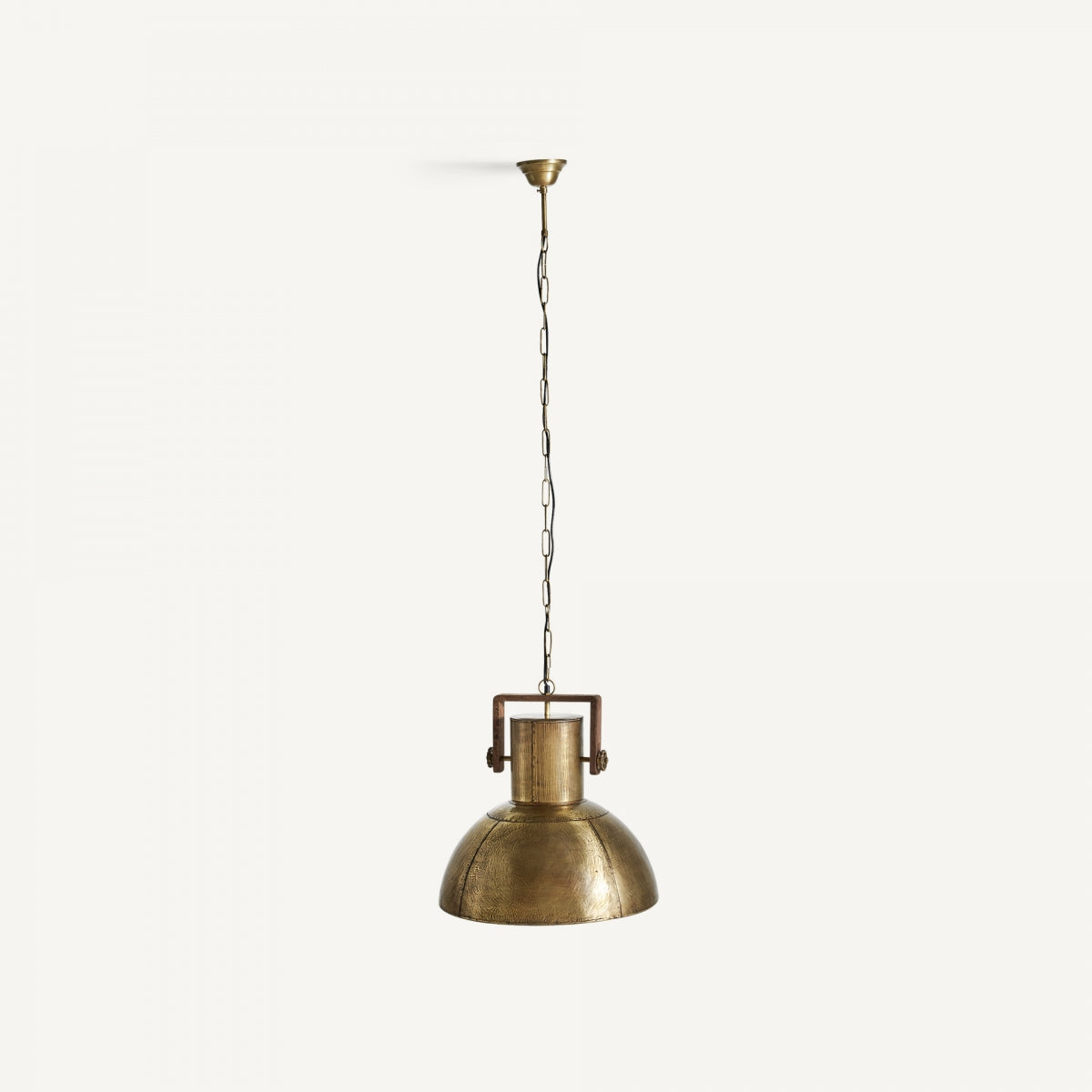 La Lámpara colgante de hierro oro Décorde presenta una pantalla geométrica en forma de cúpula en latón, suspendida del techo por una cadena de metal, que se muestra sobre un fondo blanco liso.