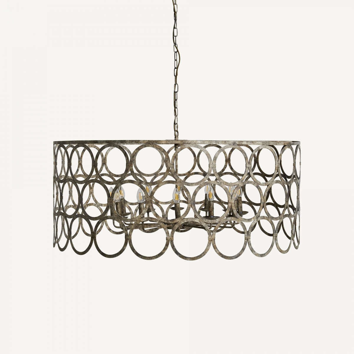 La lámpara colgante en hierro con plata Florin, de diseño circular calado y bombillas expuestas, se suspende con cadena sobre fondo blanco—ideal para aportar elegancia atemporal a tu decoración interior.