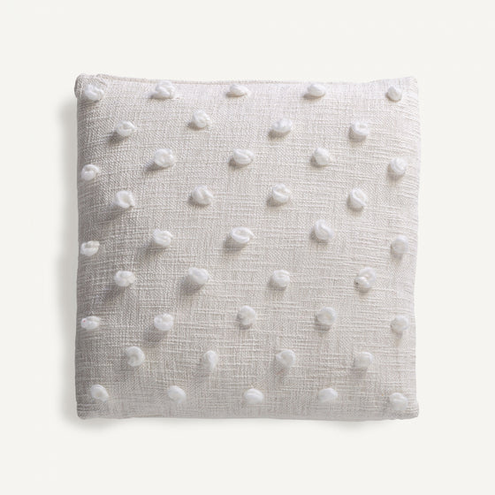 Cojín cuadrado en algodón Yaiza (51x51 cm), de color crudo con textura y detalles de puntos en relieve, ideal para decoración versátil, presentado sobre fondo blanco liso.
