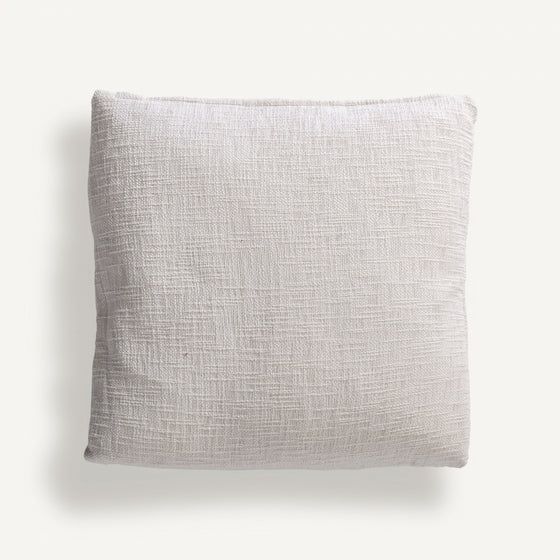 El Cojín cuadrado en algodón Yaiza (51x51 cm), de textura ligera y color gris claro, ofrece un toque versátil y elegante a espacios neutros, ideal para quienes buscan estilo provenzal en la decoración.