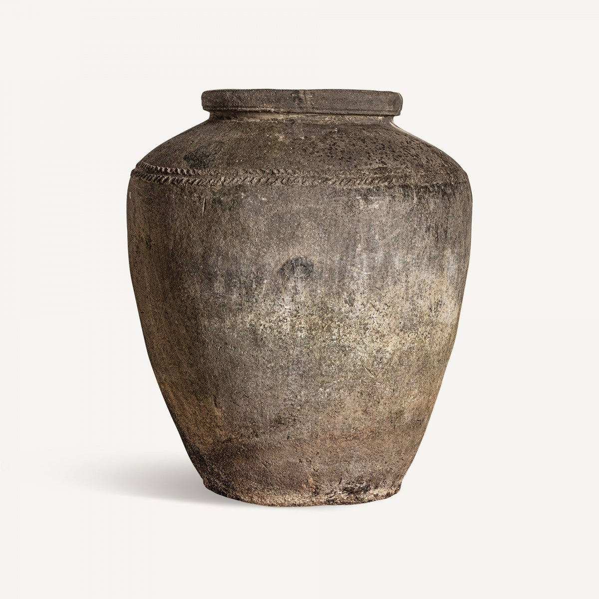 El jarrón de terracota rústico Colmberg presenta un cuerpo redondeado, un cuello estrecho y una sutil banda decorativa que realza la artesanía tradicional. Fotografiado sobre un fondo blanco liso.