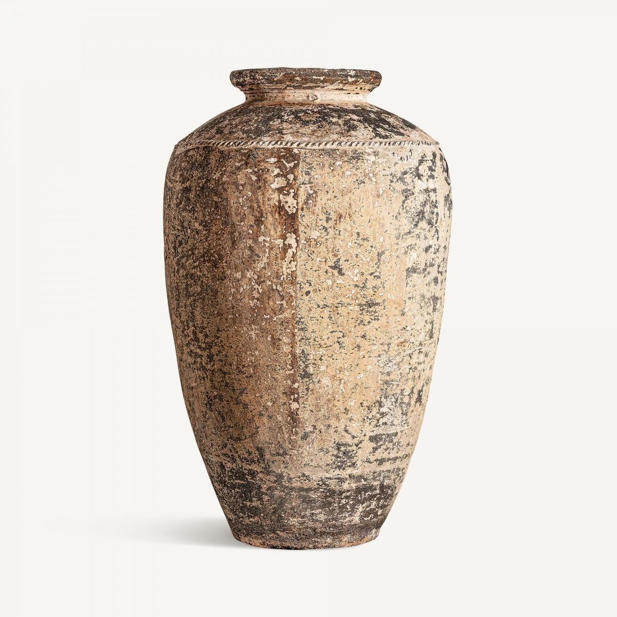 La tinaja en terracota étnica Geslau presenta un aspecto alto y desgastado con un borde estrecho y una superficie texturizada moteada de color marrón beige, ideal para una decoración única, que se muestra sobre un fondo blanco liso.