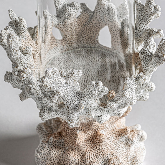 El Portavela en resina y cristal Arrecife S es un jarrón blanco en forma de coral que presenta detalles intrincados con una superficie texturizada y un diseño abierto, que encarna la inspiración marítima moderna.