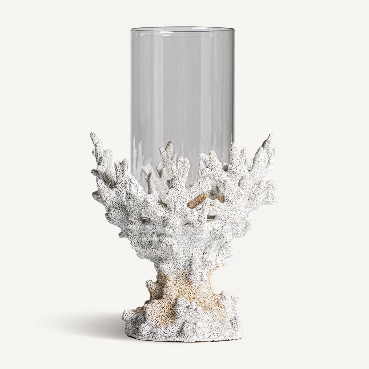 El Portavelas nórdico de resina Arrecife M es un jarrón cilíndrico de vidrio con una base decorativa inspirada en el coral blanco, ideal para la decoración moderna. Perfecto como portavelas, aporta un elegante encanto marítimo a cualquier espacio.