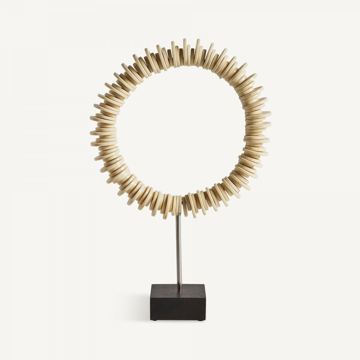 La figura decorativa en hueso marfil Austen presenta piezas de colores claros espaciadas uniformemente sobre una varilla fina de metal y una base negra, que irradian elegancia y estilo nórdico sobre un fondo blanco liso.