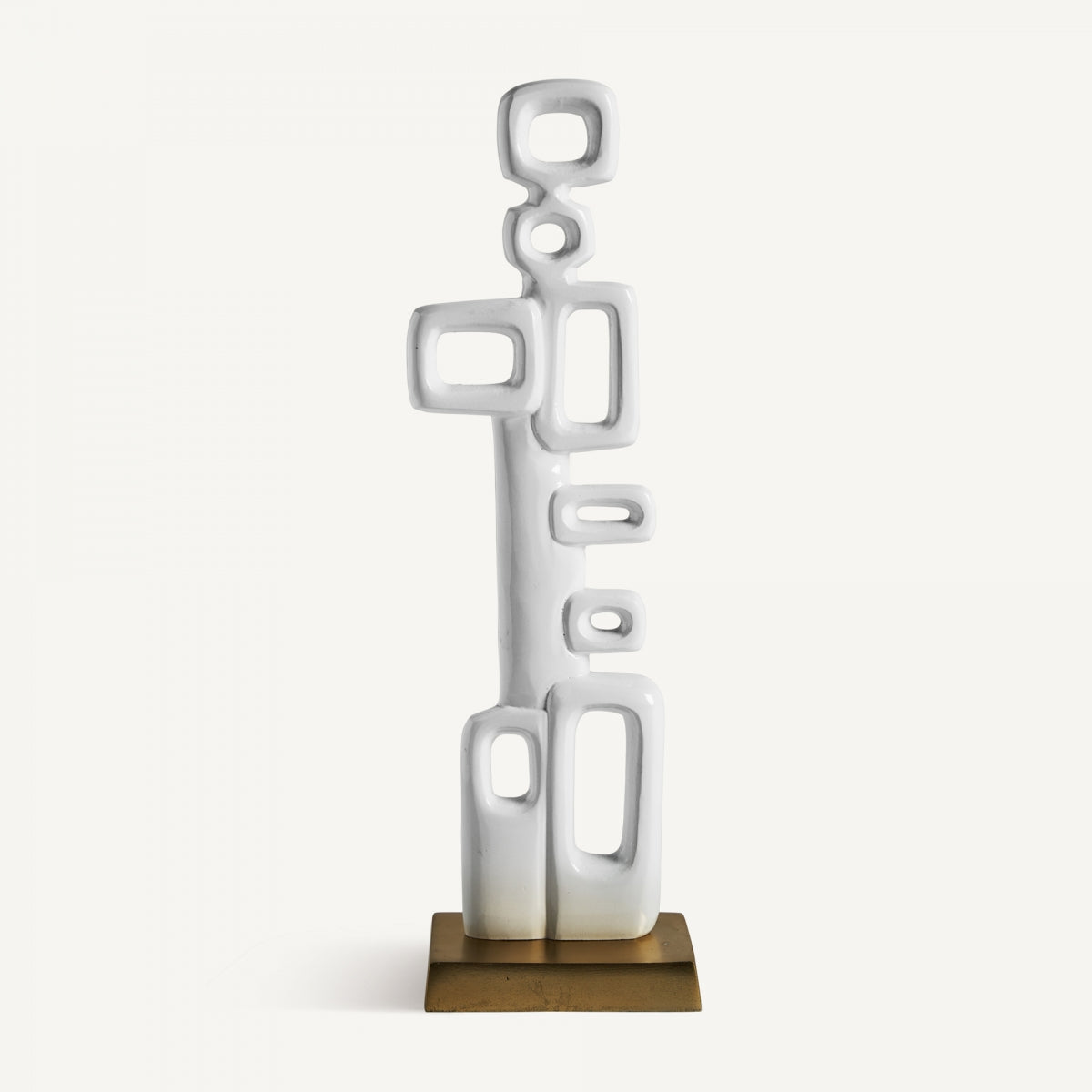 La Figura decorativa de aluminio blanco y dorado Hubble presenta diseño abstracto con recortes geométricos, erguida sobre una base cuadrada dorada, destacando su estilo contemporáneo en cualquier ambiente.