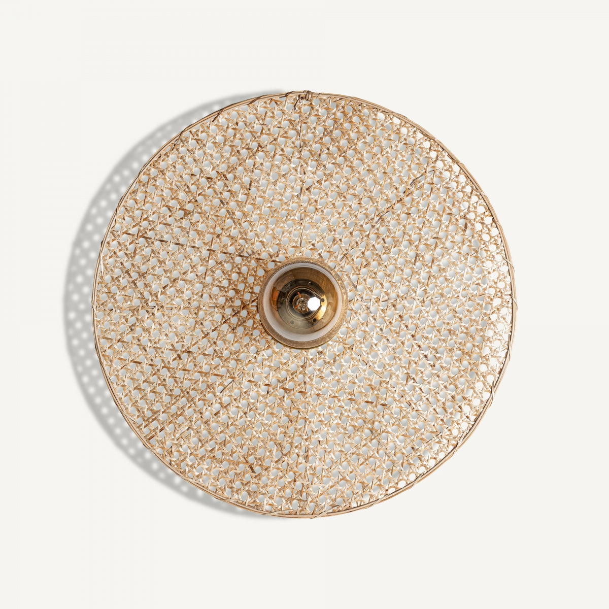Aplique de pared en hierro y ratán Macey con pantalla redonda de patrón entramado, visto desde arriba sobre fondo blanco, ideal para aportar iluminación contemporánea y un toque de diseño elegante a cualquier espacio.