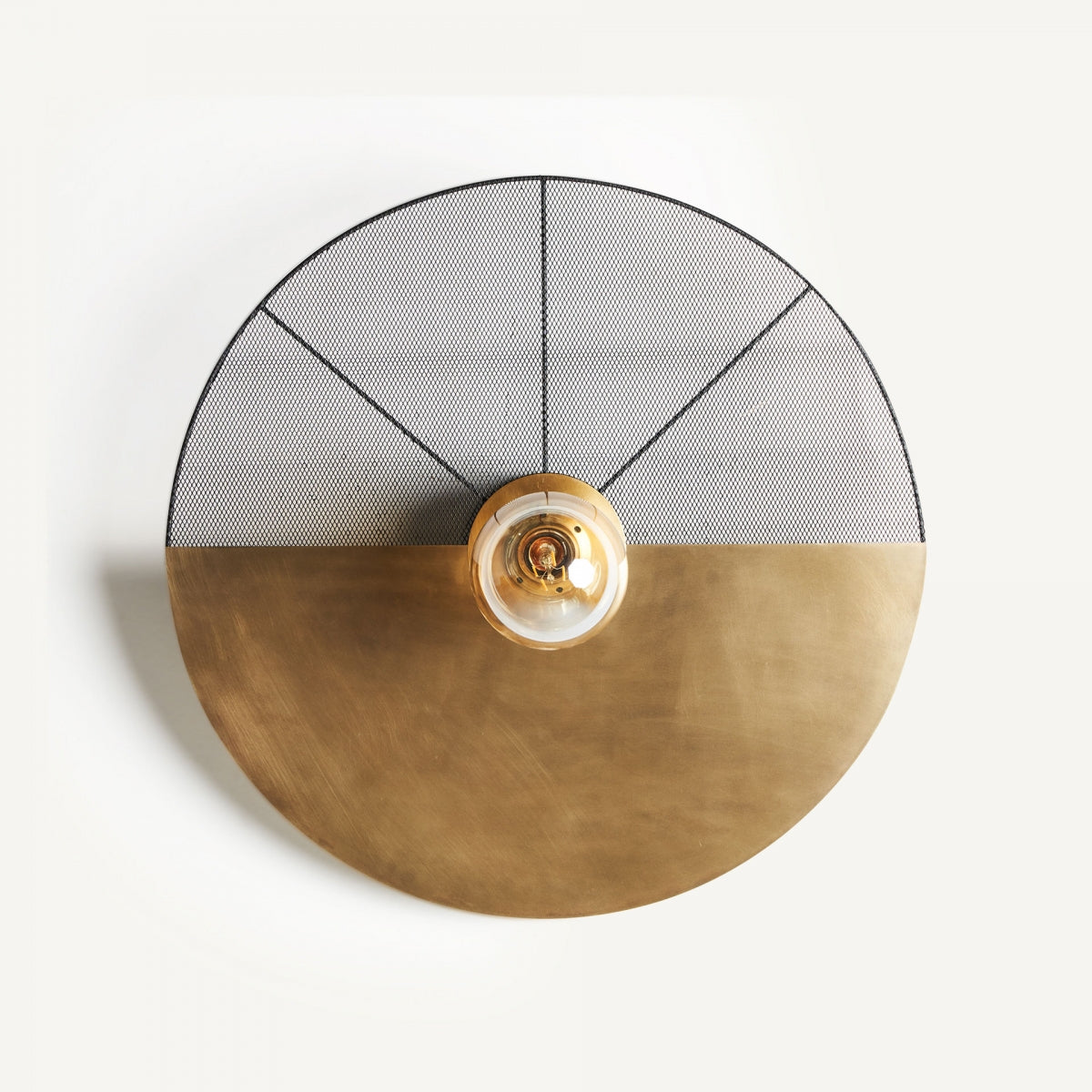 El aplique de pared en latón y malla Olina combina una base redonda de latón, malla negra en la parte superior y bombilla expuesta, ideal para añadir iluminación elegante y estilo art déco a tu espacio.