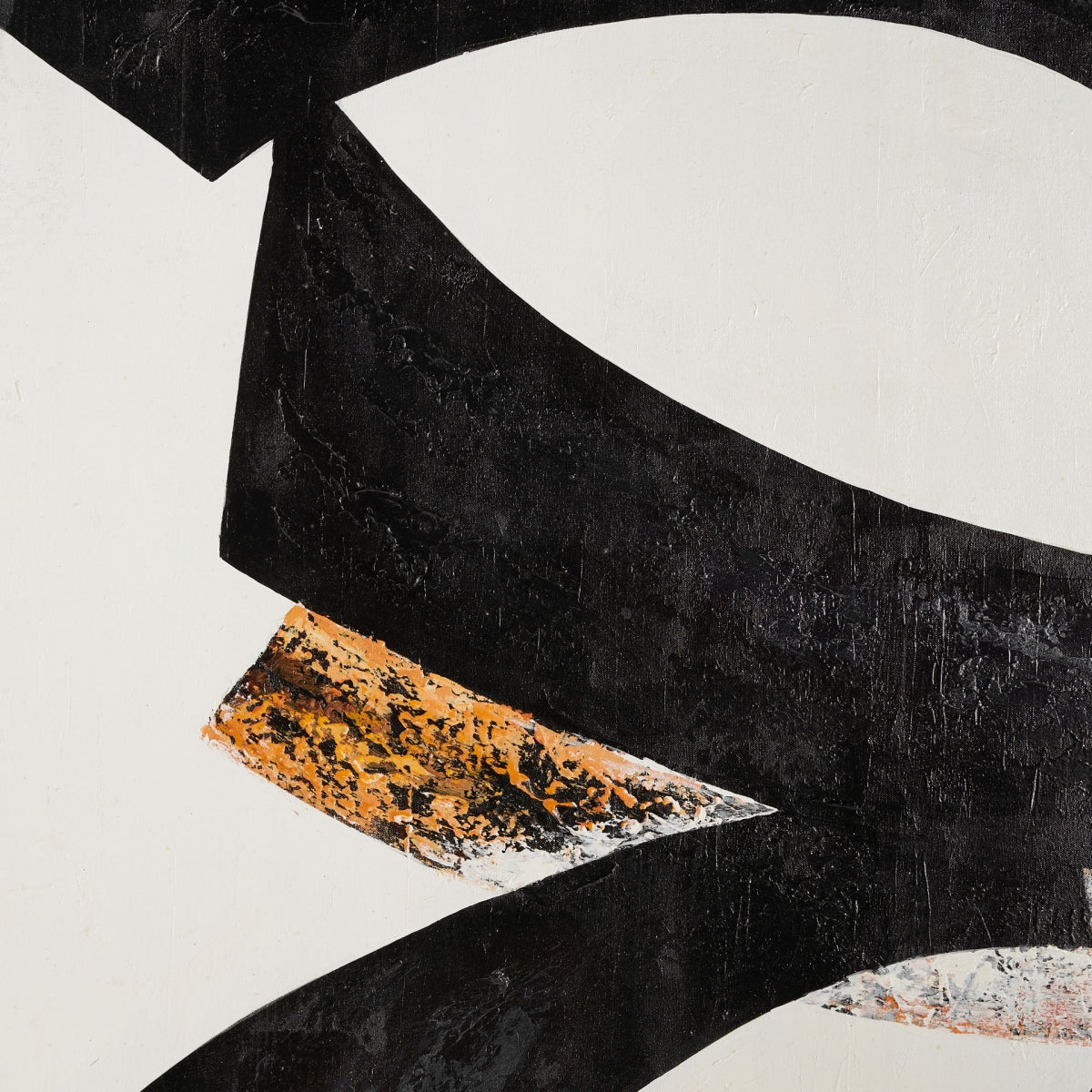 El Cuadro decorativo abstracto (120x150 cm) Adina presenta líneas negras gruesas y curvas con detalles texturizados en naranja y blanco sobre un fondo blanco, perfecto como cuadro decorativo blanco y negro para espacios modernos y amantes del arte contemporáneo.