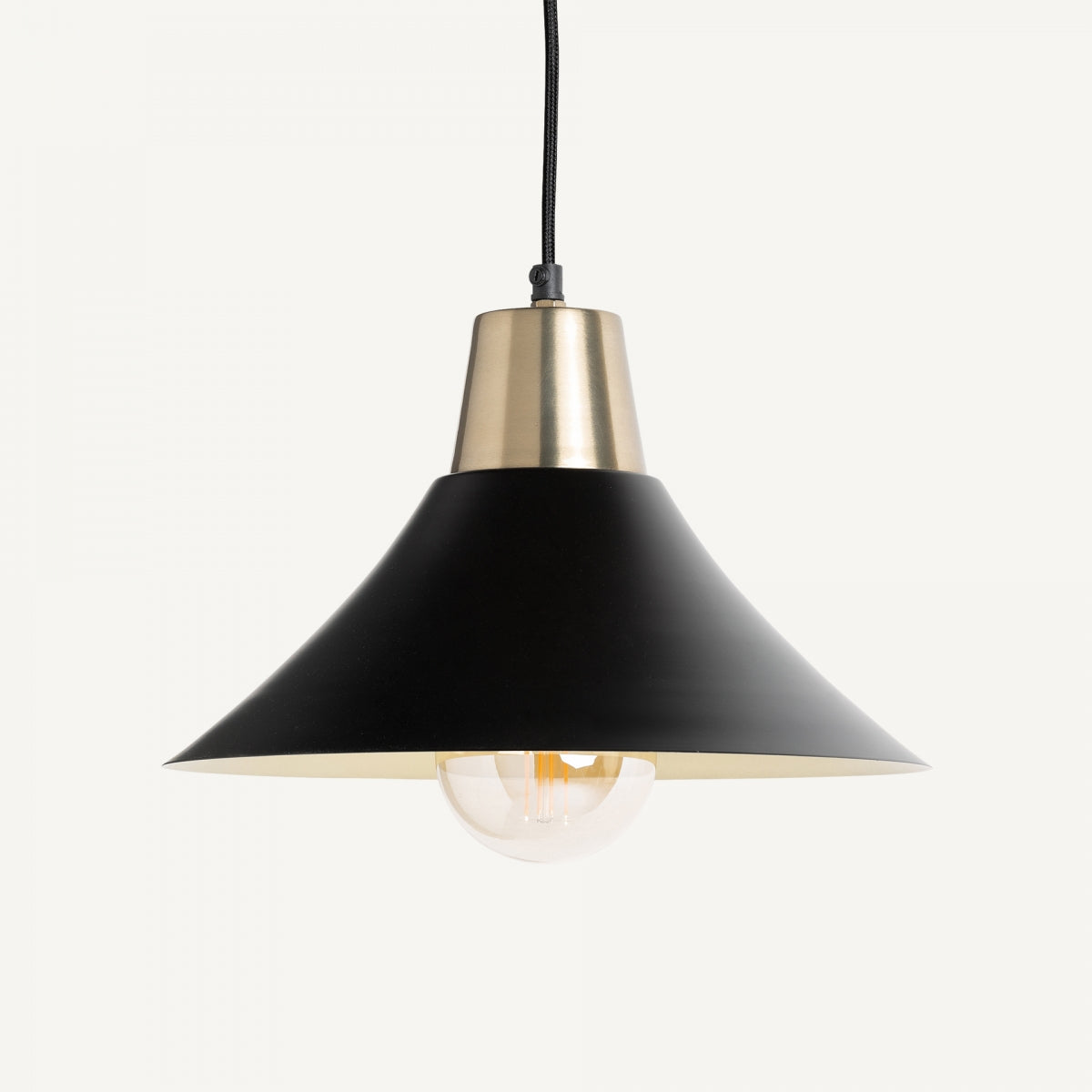 La Lámpara colgante en hierro oro-negro Noi destaca por su pantalla cónica de metal negro y dorado, bombilla expuesta y cable negro, ideal para una iluminación elegante sobre fondo blanco.