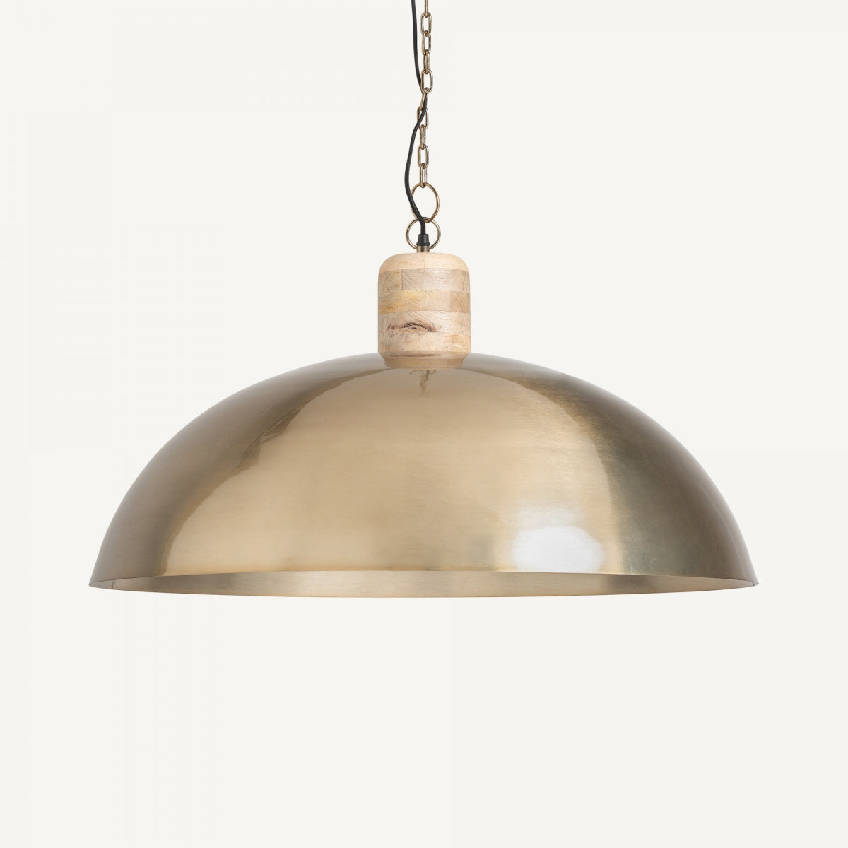 La lámpara colgante Meriva presenta un diseño de latón en forma de cúpula con una tapa de madera de mango, suspendida de una cadena.