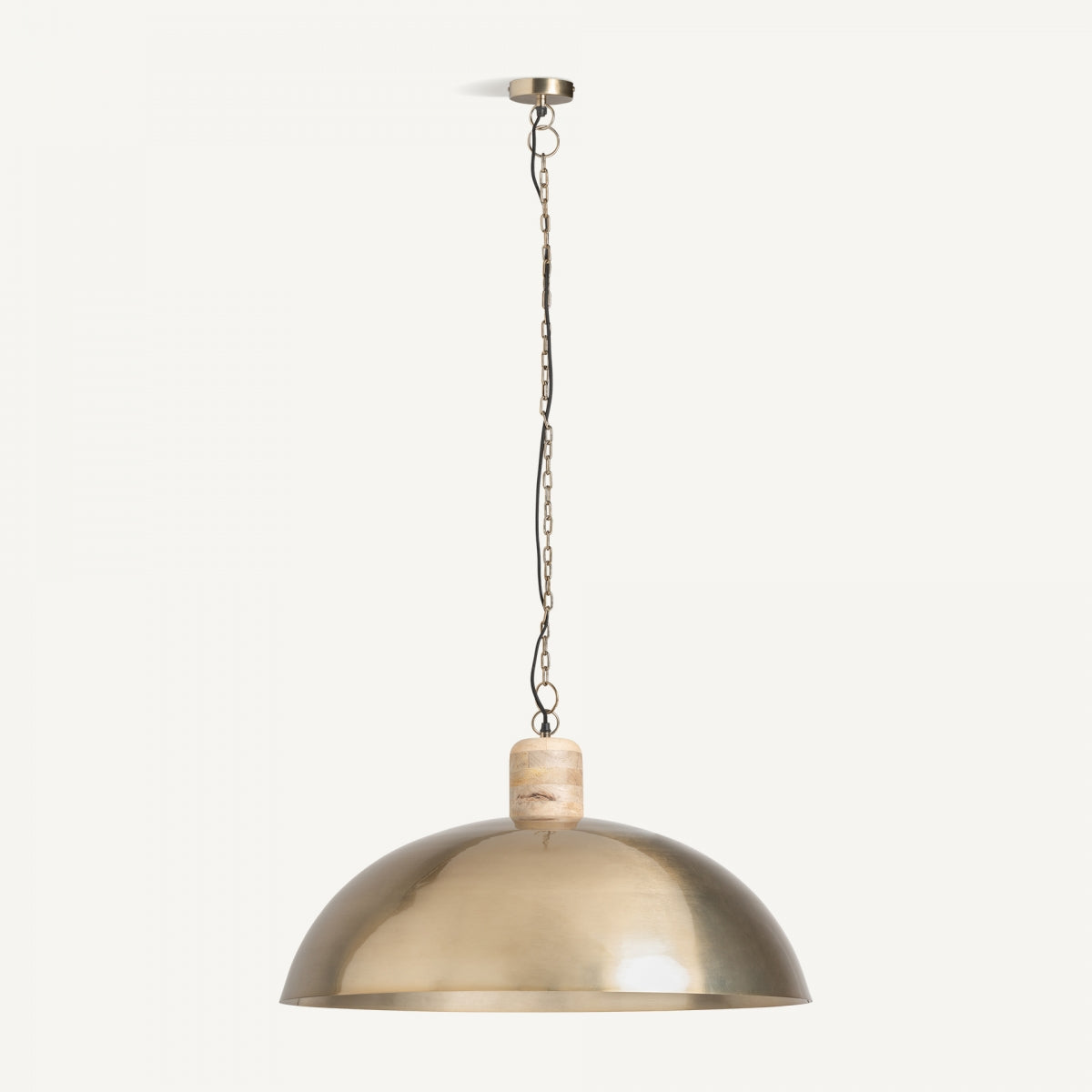 La lámpara colgante de hierro dorado y madera de mango Meriva presenta una luz colgante de cúpula de latón suspendida de una cadena y un cordón con un acento de madera de mango sobre la pantalla.