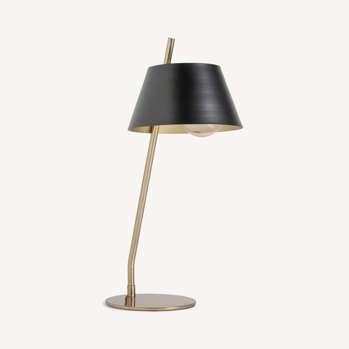 La Lámpara de mesa en hierro oro y negro Tresa, con pantalla negra inclinada, bombilla expuesta y base circular de latón, aporta estilo art déco e iluminación elegante a cualquier espacio sobre fondo blanco.