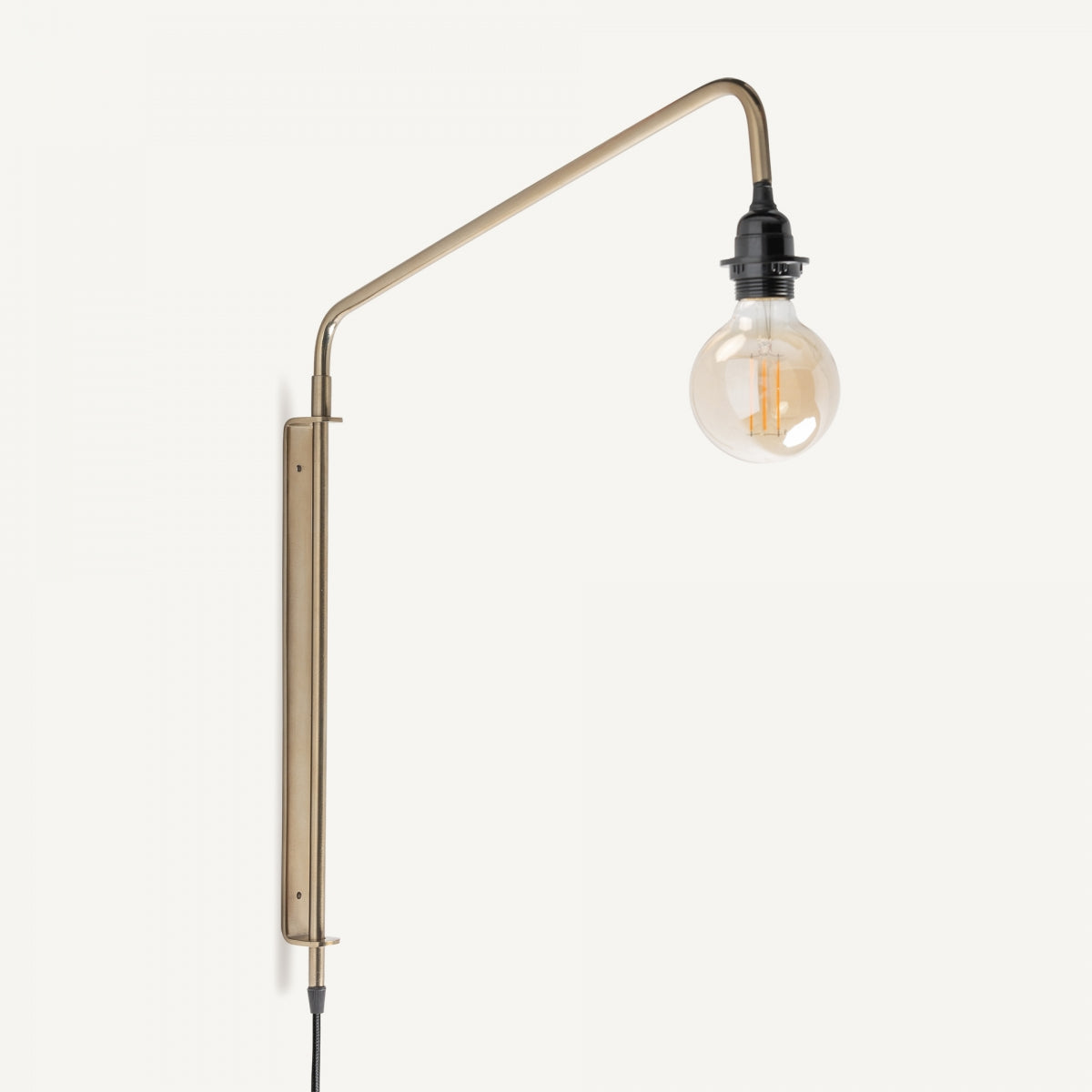 Aplique de pared en hierro y oro Deco, con brazo en ángulo recto, bombilla expuesta y cable colgante visible, ideal para añadir un toque moderno de iluminación sobre fondo blanco.