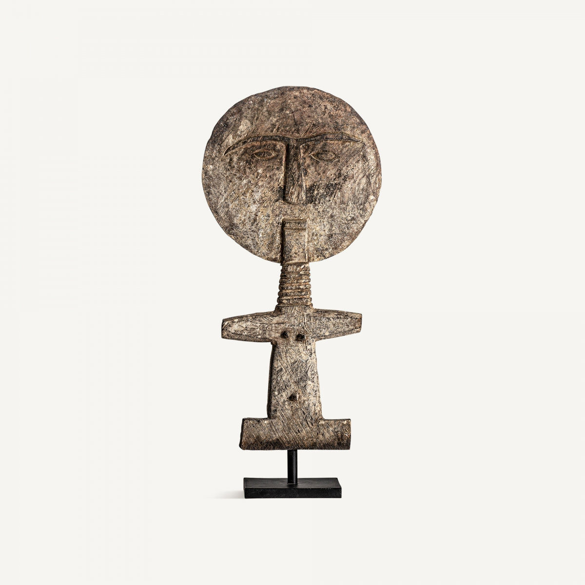 La Figura decorativa en madera tropical Palma presenta una cabeza redonda, rasgos faciales simples y cuerpo rectangular sobre base negra, ideal para añadir un toque de diseño étnico a cualquier espacio.
