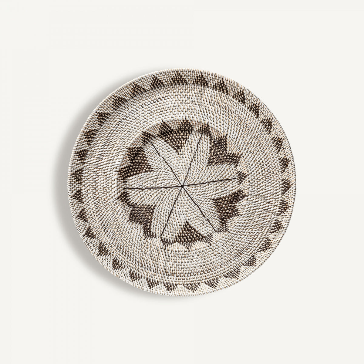 Panel decorativo en ratán estilo étnico Zirba, con patrón geométrico blanco y negro, diseño central de estrella y borde triangular. Hecho de ratán de alta calidad, aporta un toque versátil y elegante a cualquier espacio.