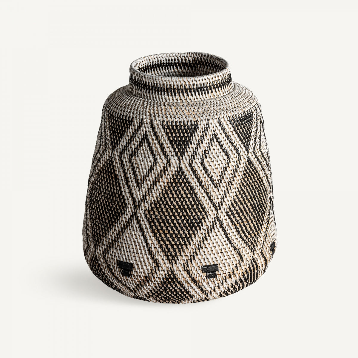 El Jarrón en ratán étnico Zirba tiene base ancha, boca estrecha y patrones geométricos blanco y negro, ideal para decoración étnica o dar un toque bohemio a tu espacio.