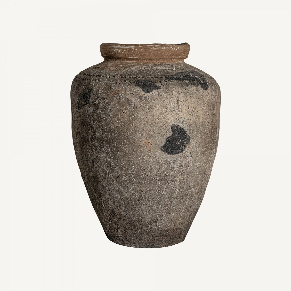 El Jarrón en terracota multicolor Moyaux, de cuerpo amplio y cuello estrecho con tonos negro y marrón desgastados, es ideal para decoración rústica y aporta un encanto artesanal a cualquier espacio.