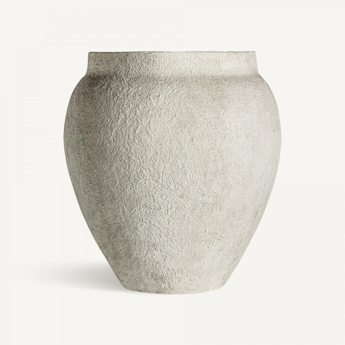 El Jarrón en terracota blanca Egerak, de cuerpo ancho y apertura estrecha, presenta una textura gris claro ideal para decoración contemporánea, fotografiado sobre un fondo blanco liso.