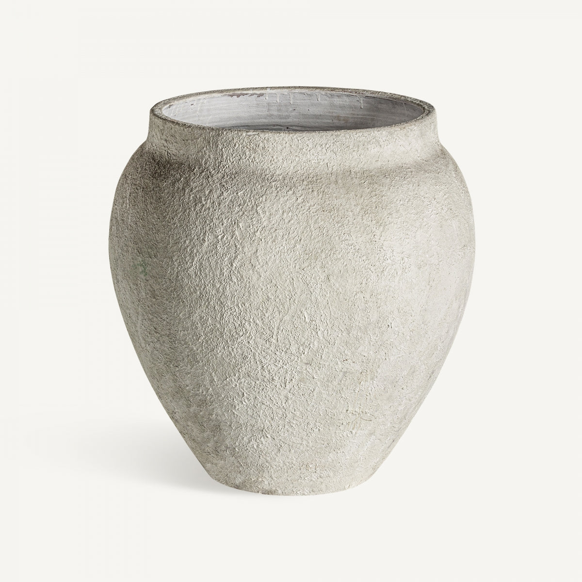 El Jarrón en terracota blanca Egerak es una pieza grande y texturizada, en gris claro, con cuerpo ancho y boca estrecha, ideal para decoración contemporánea. Se presenta sobre un fondo blanco liso.