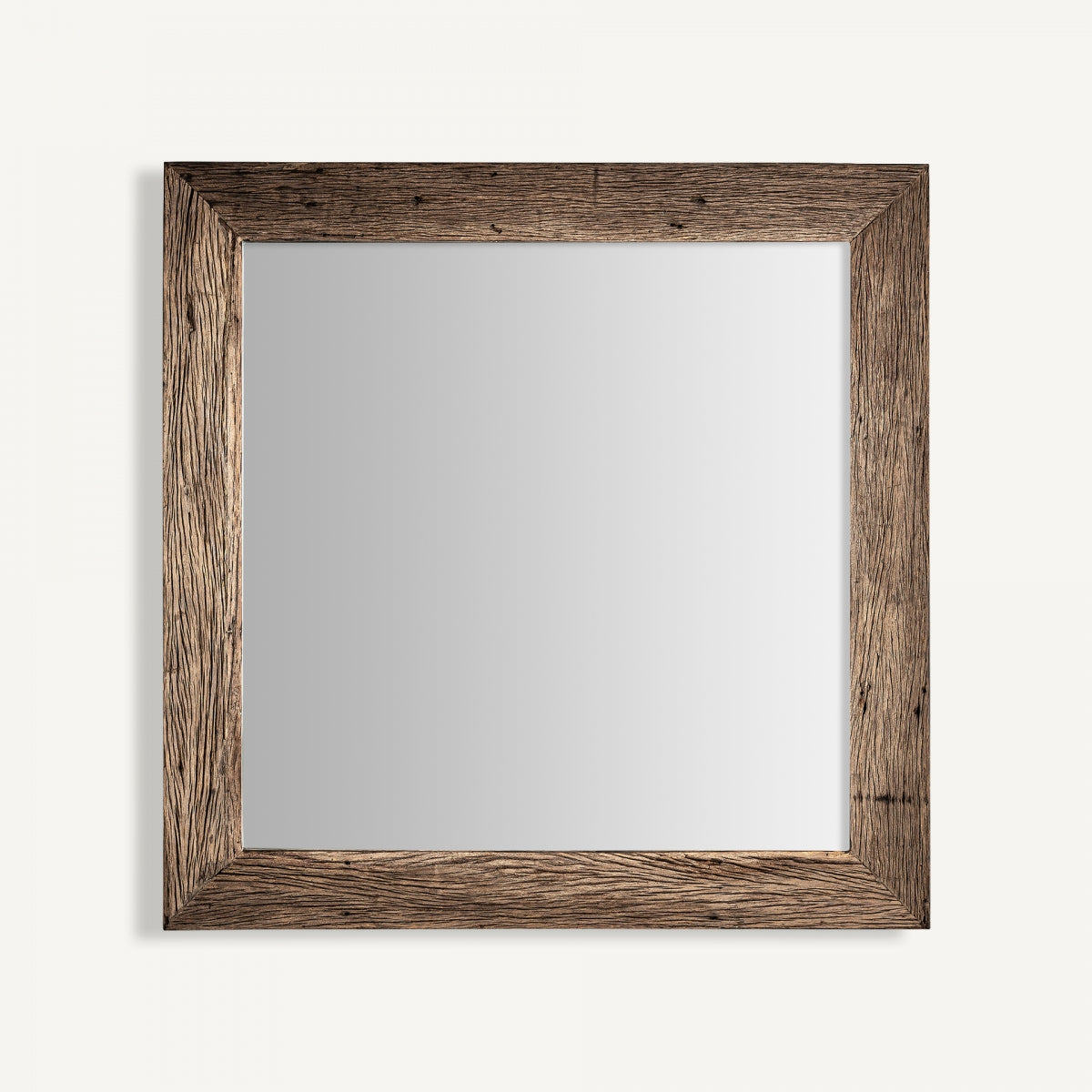El Espejo cuadrado en madera reciclada (150x150 cm) Samsun Q cuelga sobre una pared clara, aportando un toque de decoración étnica y sostenible al ambiente.