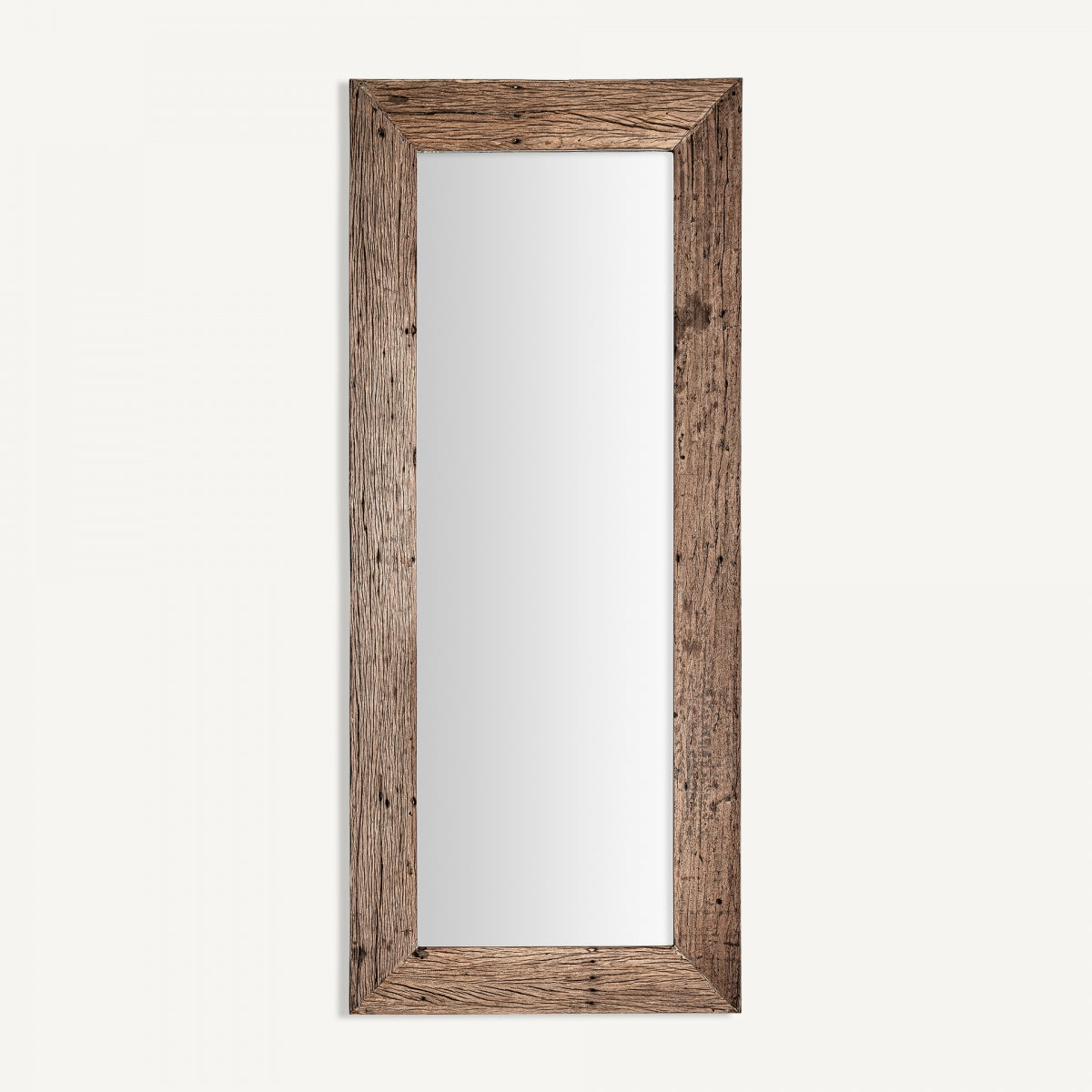 El Espejo de madera recuperada estilo étnico Samsun S (90x210 cm) destaca por su marco ancho y superficie lisa, aportando un toque distintivo y original sobre fondo blanco.