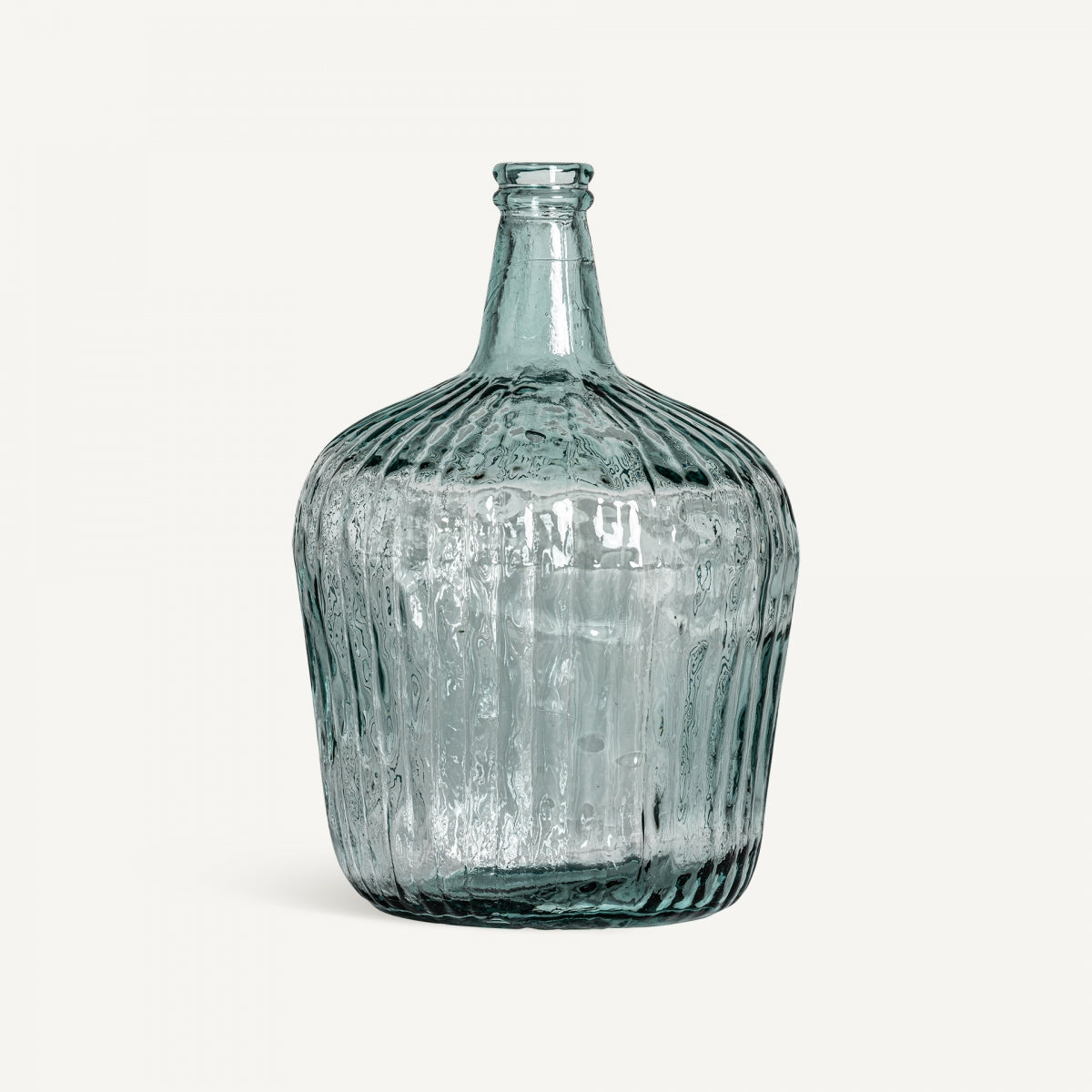 El jarrón de vidrio reciclado Sumaya T presenta un vidrio reciclado acanalado transparente con un cuello estrecho y una base ancha, que se muestra sobre un fondo blanco liso.
