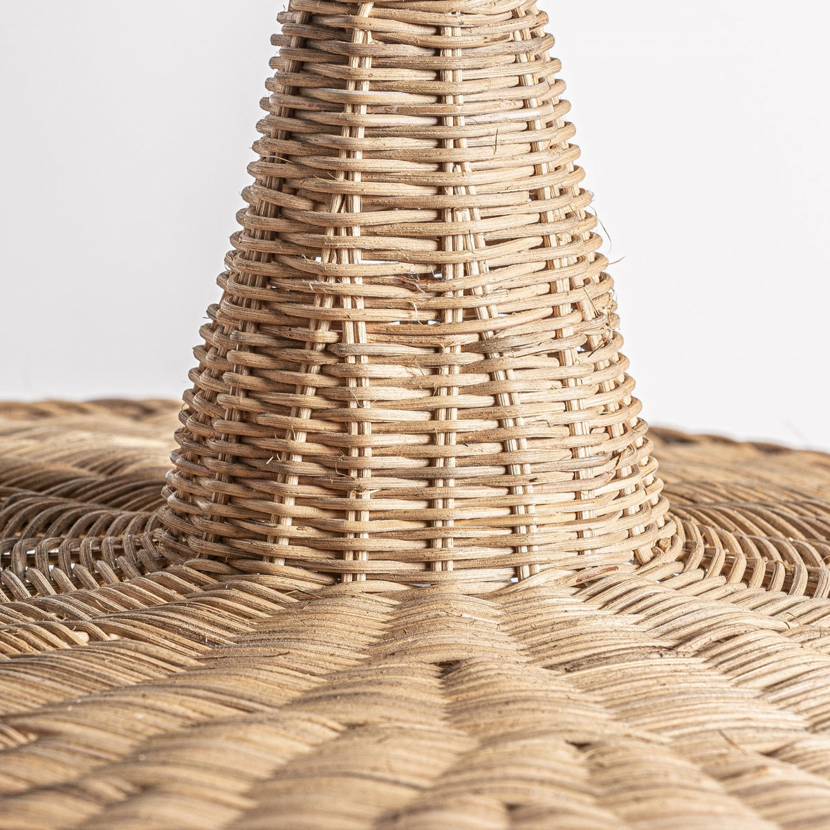 Primer plano del patrón cónico de mimbre tejido y la textura natural de ratán marrón, ideal para la Lámpara colgante en ratán marrón Uxmal, agregando un toque de diseño boho.
