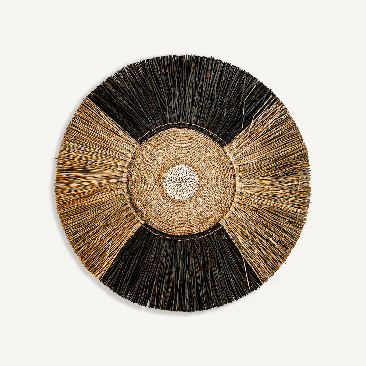 El panel decorativo en rafia boho Aura presenta rafia natural y negra tejida en un patrón geométrico, creando un estilo boho atrevido que se destaca maravillosamente sobre un fondo blanco.
