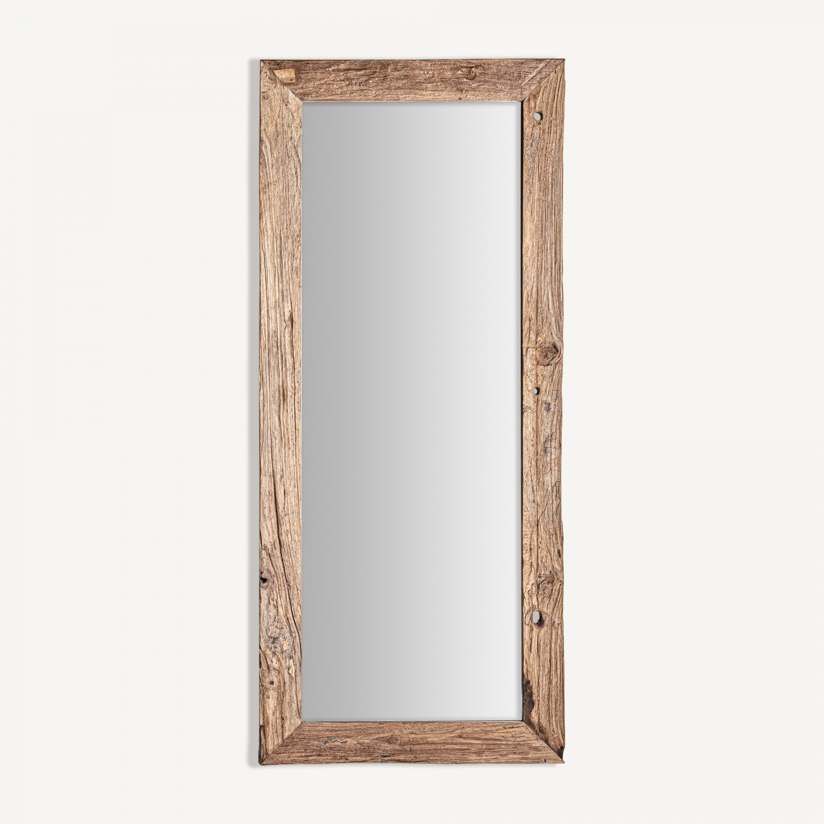 El Espejo de pared en madera de teka (65x150 cm) Lux S es un espejo rectangular de colonial con marco rústico, estilo exhibido sobre un fondo blanco.