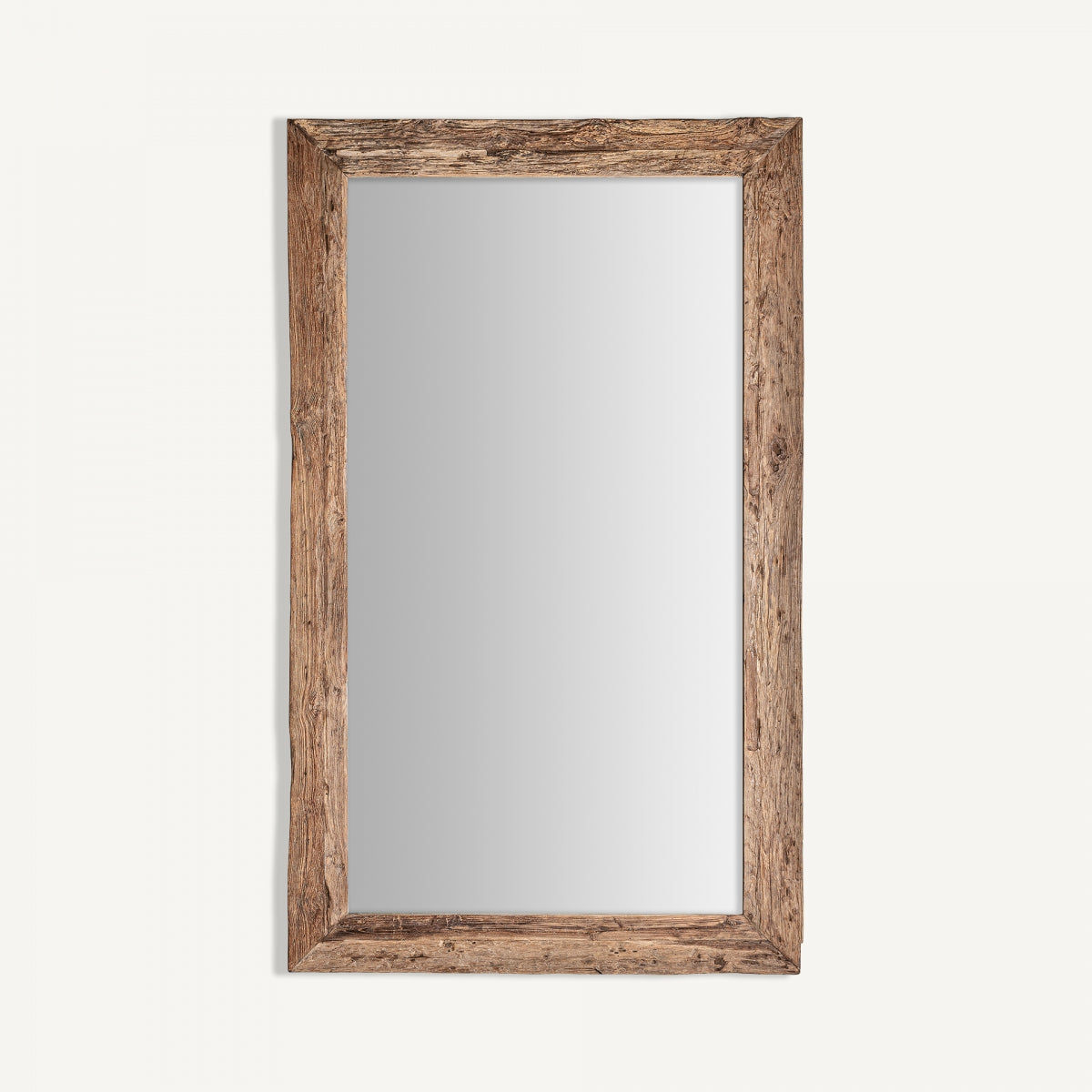 El Espejo colonial en madera de teka (121x202 cm) Lux es un espejo rectangular con marco rústico de madera de teka, ideal para aportar encanto colonial a cualquier interior. Se muestra sobre fondo blanco.