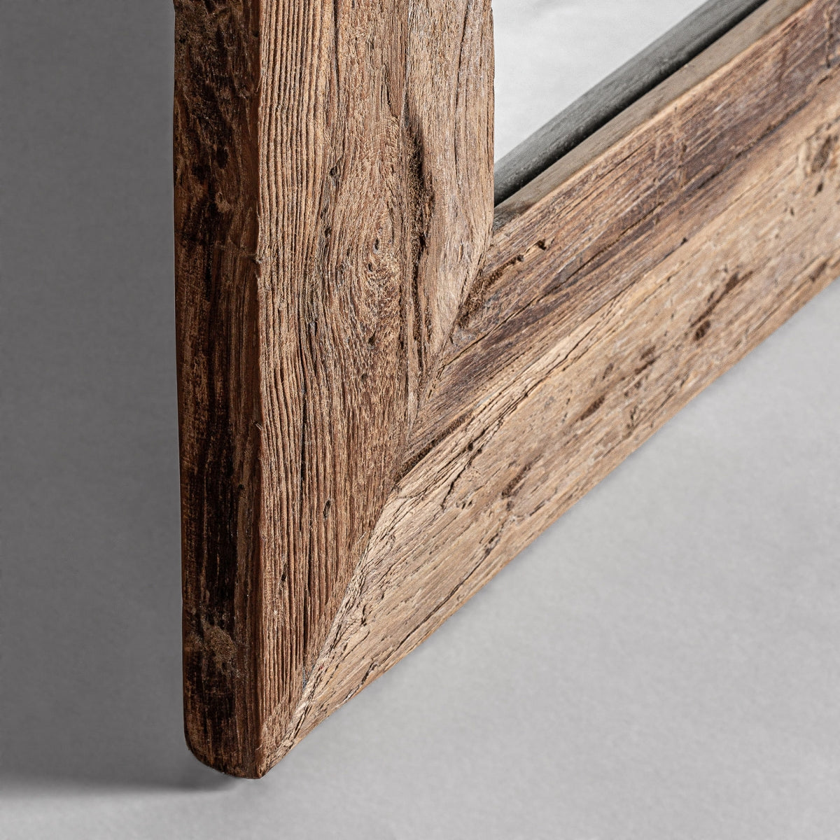Primer plano de Espejo colonial en madera de teka (121x202 cm) Lux, resaltando la veta del marco de madera y la carpintería detallada, perfecto para el diseño de interiores.