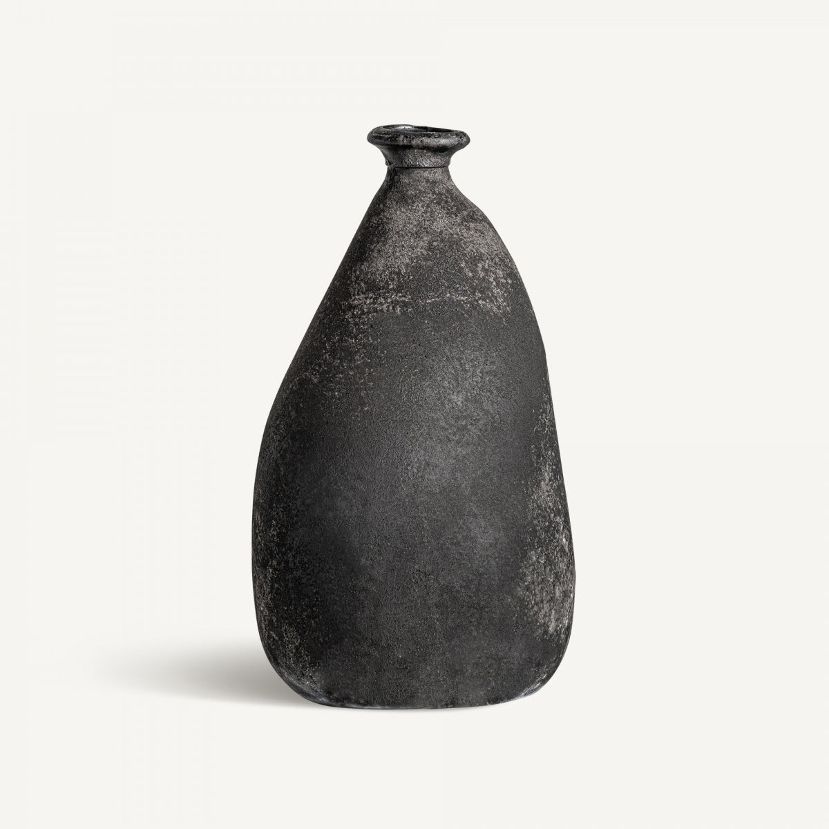 Jarrón contemporáneo en vidrio negro envejecido Blaj con forma orgánica y abertura estrecha, sobre fondo blanco: ideal para ambientes de diseño contemporáneo o interiorismo industrial.