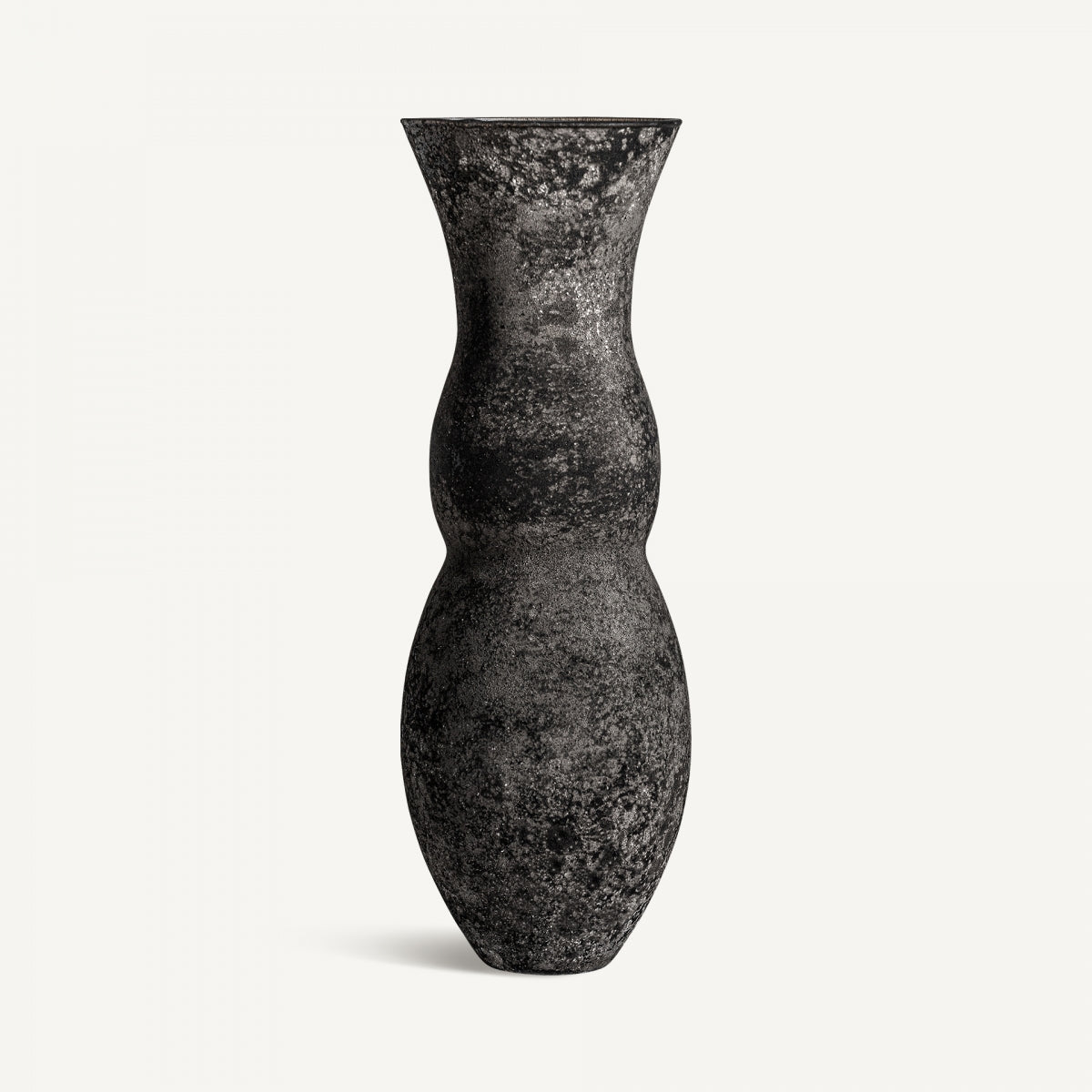 Jarrón en vidrio negro envejecido Blaj S alto, texturizado, con cuello estrecho y dos tramos redondeados, ideal para decoración contemporánea, sobre un fondo liso blanco.