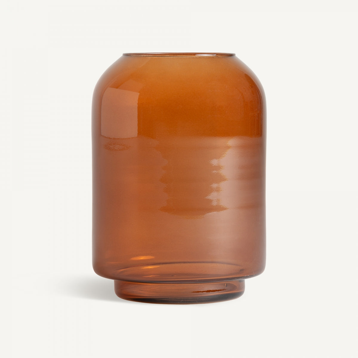 El Jarrón de vidrio ámbar Covasna Amb presenta un cuerpo redondeado y una amplia apertura, ideal para una decoración elegante, y se muestra sobre un fondo blanco liso.