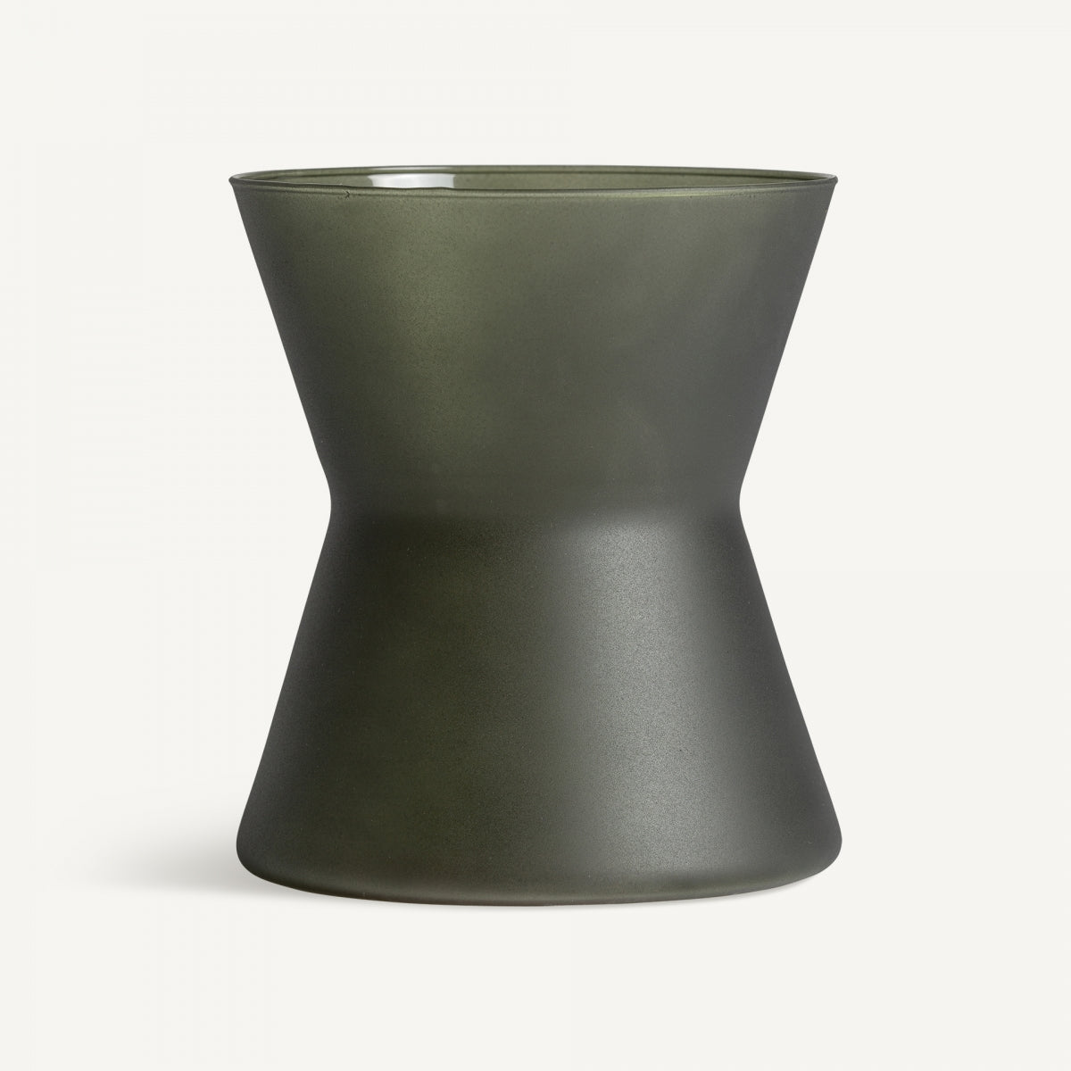 Un jarrón de vidrio verde oscuro, el Jarrón en vidrio verde Nehoiu S, con forma de reloj de arena acampanada inspirada en la decoración contemporánea, sobre un fondo blanco liso.