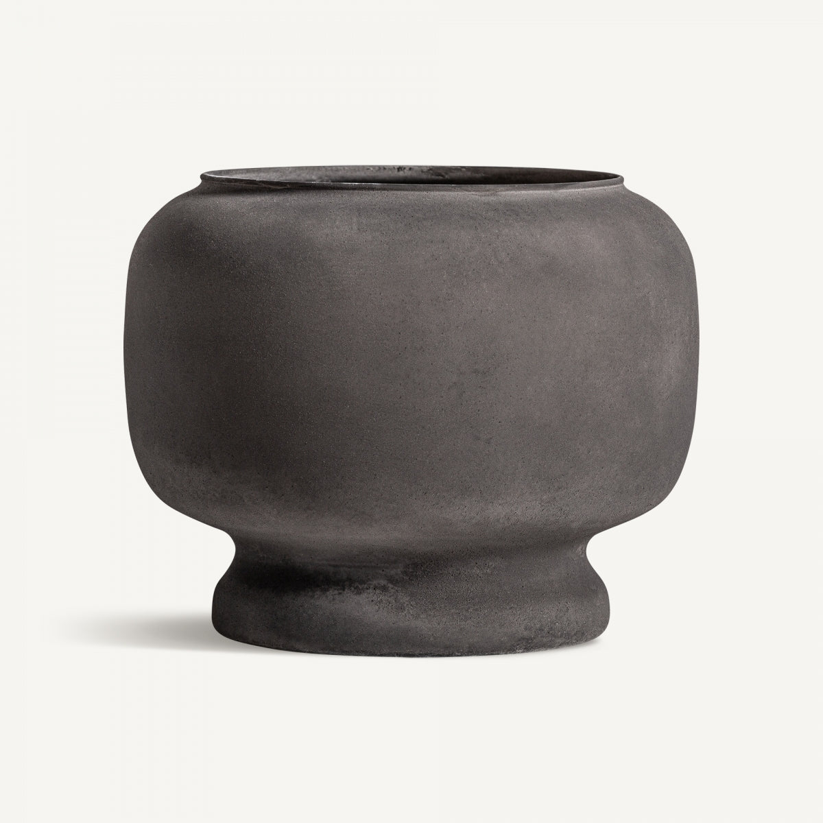 El jarrón contemporáneo en vidrio negro envejecido Blaj, con cuerpo ancho y base estrecha ligeramente acampanada, combina elegancia y modernidad sobre un fondo blanco.