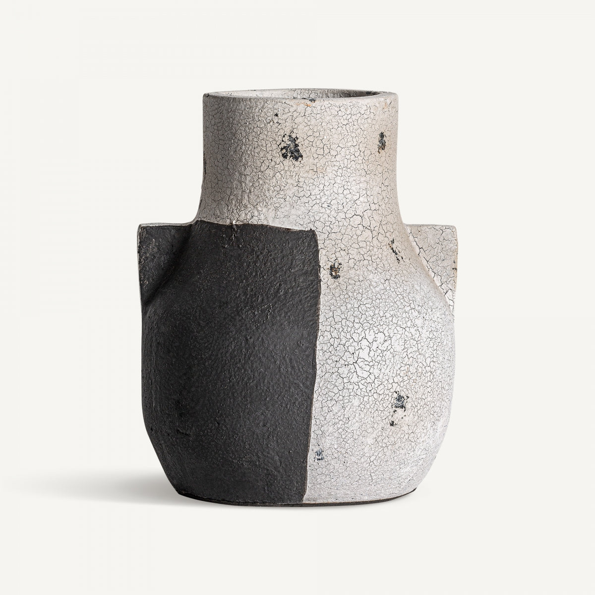 El Jarrón en terracota contemporáneo Mintlaw S presenta una textura agrietada, con sección mate terracota a la izquierda y otra en blanco roto a la derecha, ideal para interiores modernos y minimalistas.