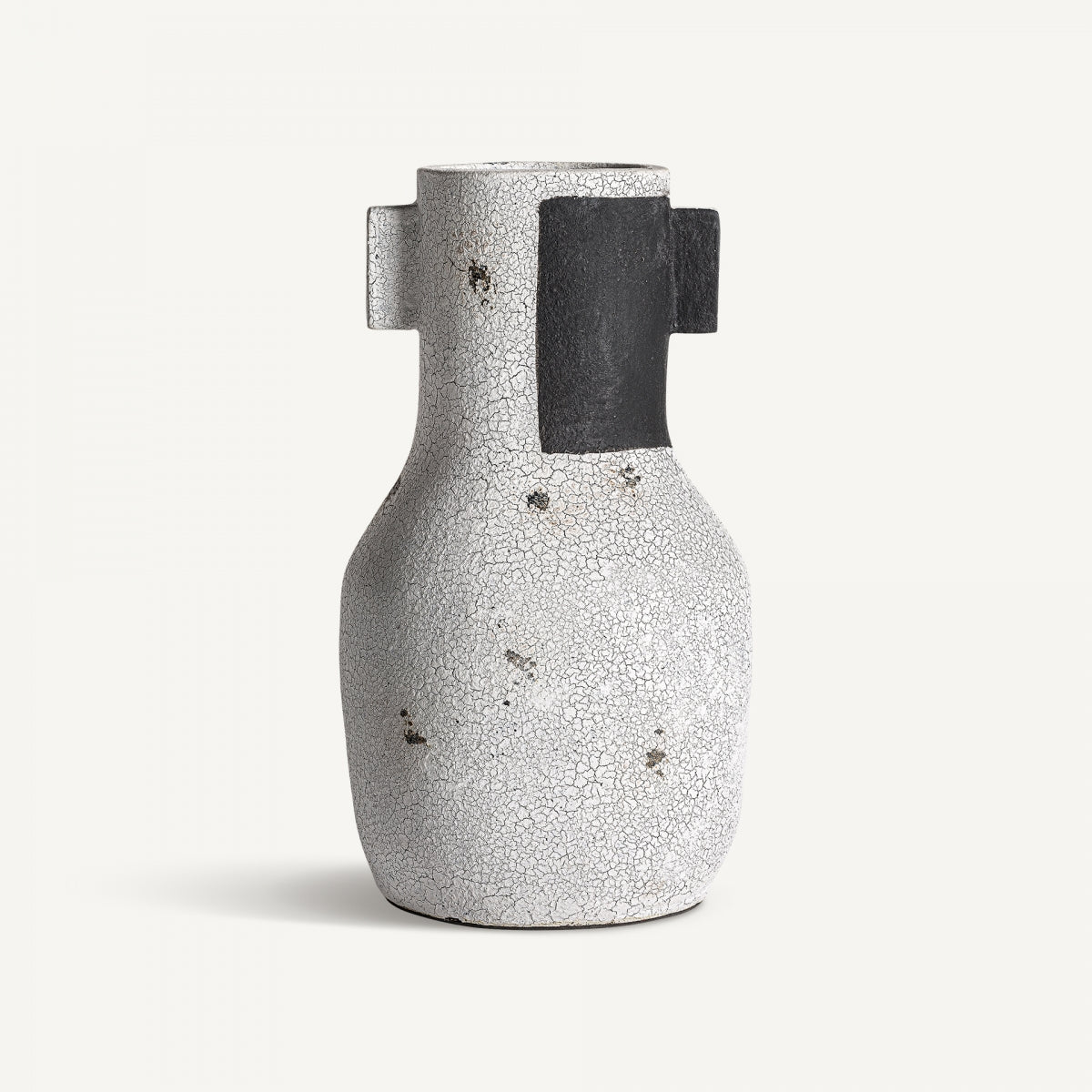 El jarrón en terracota Mintlaw es un jarrón de cerámica texturizado de color blanco roto inspirado en el diseño contemporáneo, con una superficie craquelada y dos protuberancias rectangulares de color negro mate a cada lado cerca del cuello.