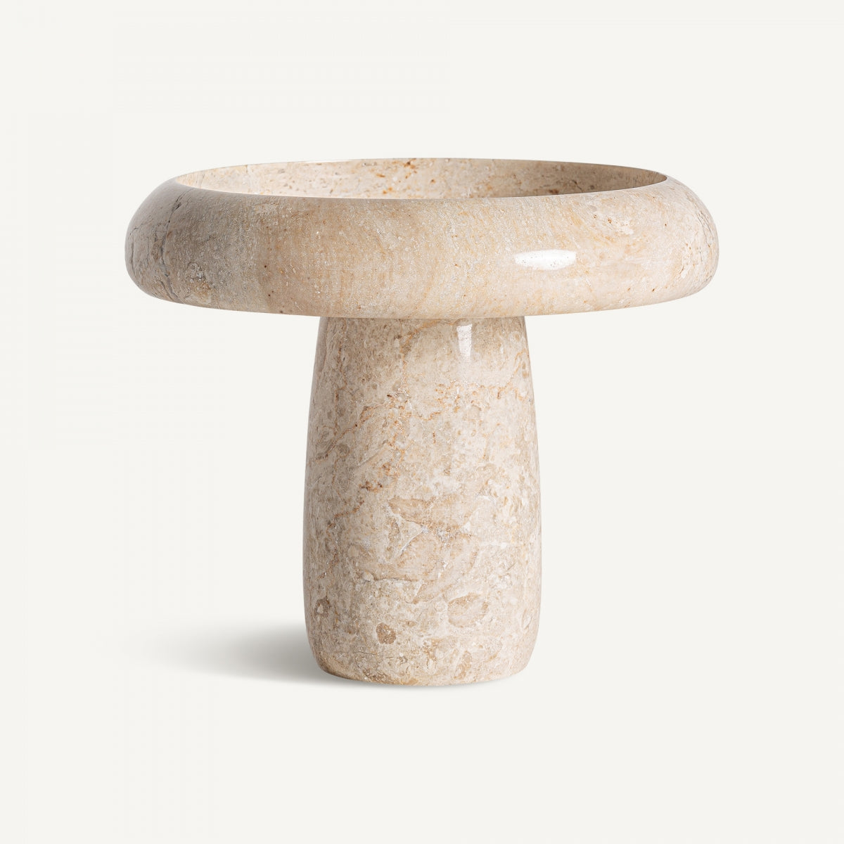 La Figura decorativa en mármol marfil Cowe es una pieza beige y pulida con base cilíndrica y parte superior ancha y redondeada, que evoca el estilo minimalista de un pedestal o cuenco moderno en mármol marfil.