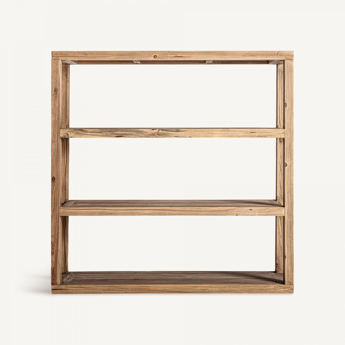 La estantería en madera reciclada estilo colonial Stendal S, con tres estantes, ha sido fotografiada sobre fondo blanco liso.