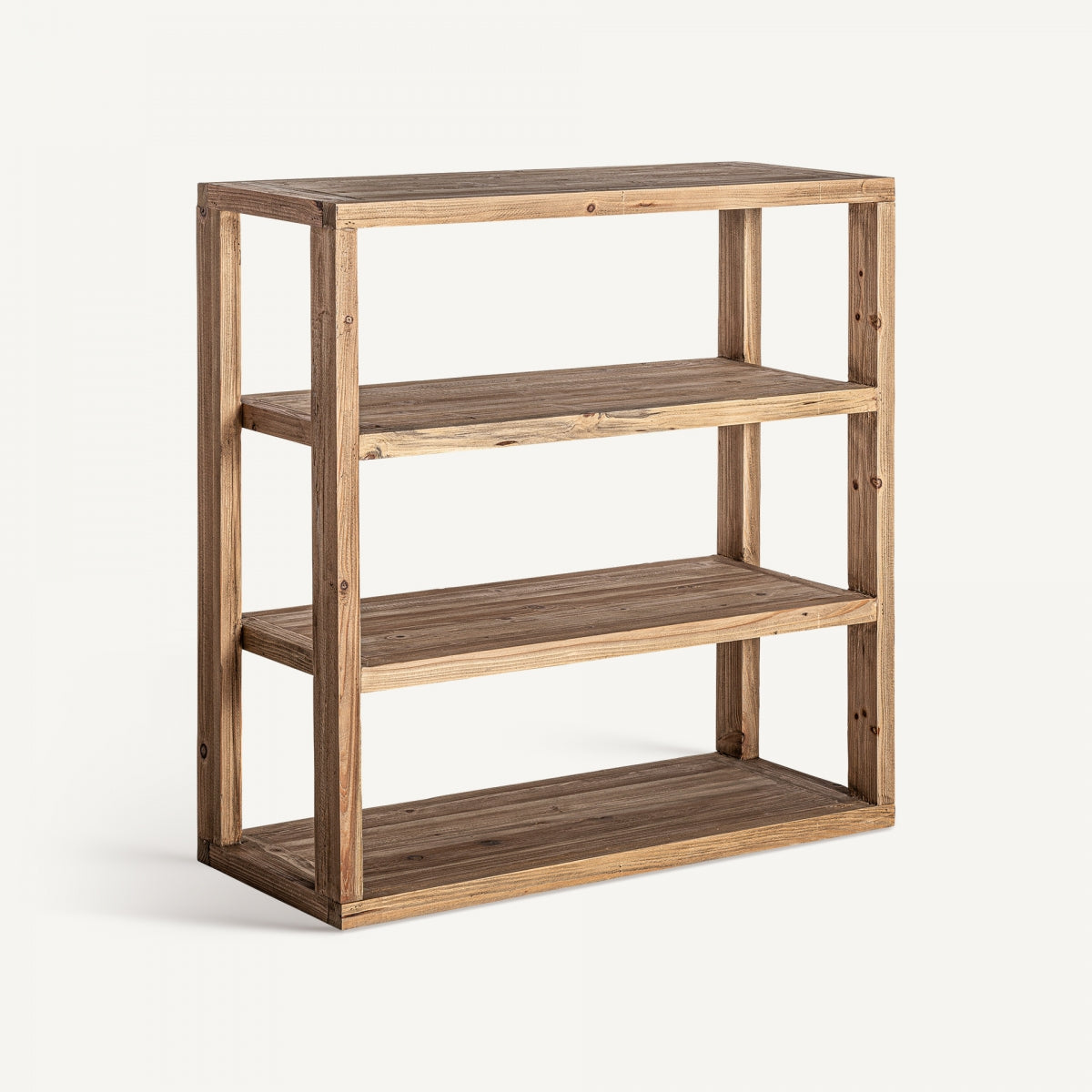 La Estantería en madera reciclada estilo colonial Stendal S es una librera de tres niveles con diseño abierto en la parte trasera y laterales, hecha de madera reciclada, mostrada sobre un fondo blanco sencillo.