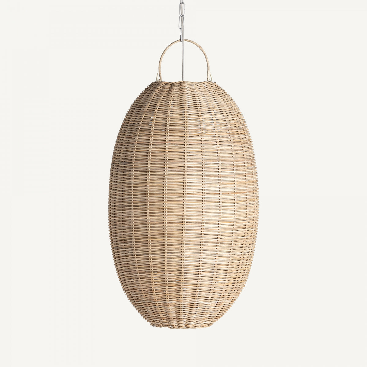 Lámpara colgante en ratán Tekax S de forma ovalada, color marrón, con asa superior y cadena metálica para colgar, ideal para crear un ambiente acogedor sobre fondo blanco.