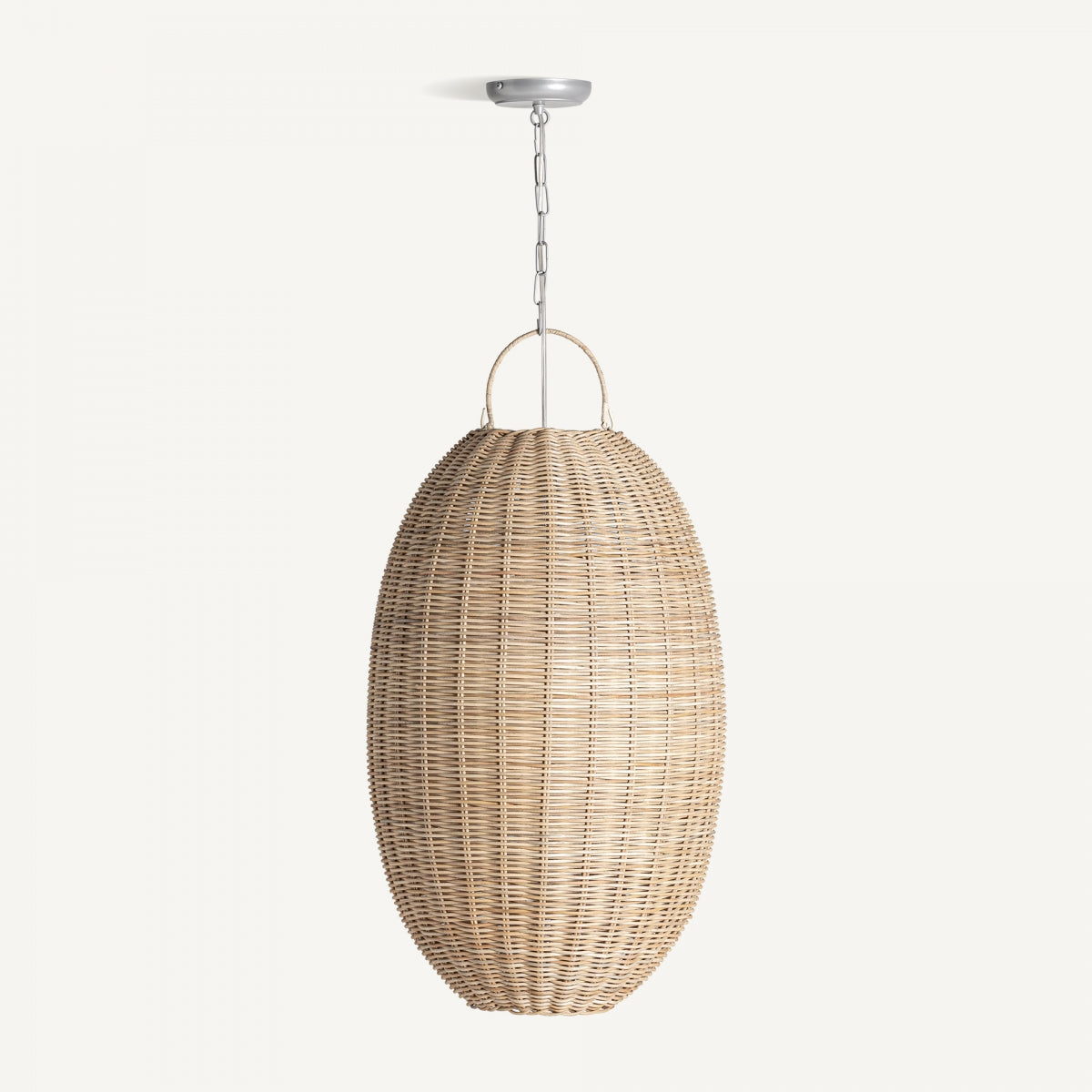 La Lámpara colgante en ratán Tekax S presenta un diseño ovalado de ratán marrón, suspendido por una cadena metálica sobre fondo blanco. Ideal para crear un ambiente acogedor en cualquier espacio.