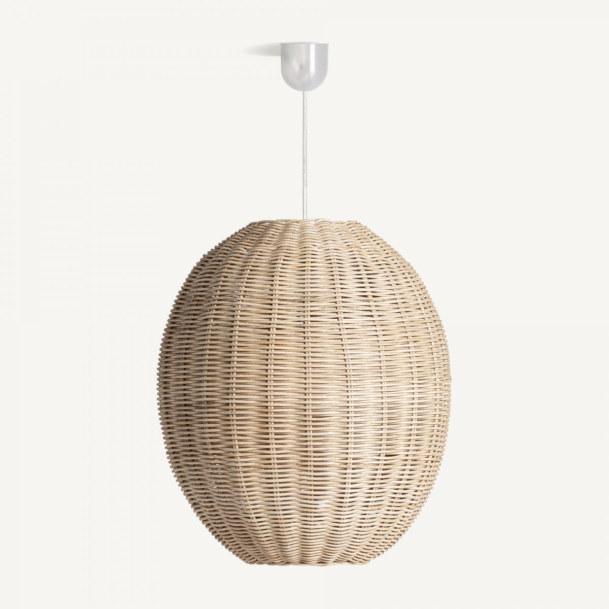 La Lámpara colgante en ratán Tekax, de forma ovalada en ratán marrón natural, cuelga del techo con un cable blanco y base transparente, aportando un toque boho chic a cualquier espacio sobre fondo blanco.