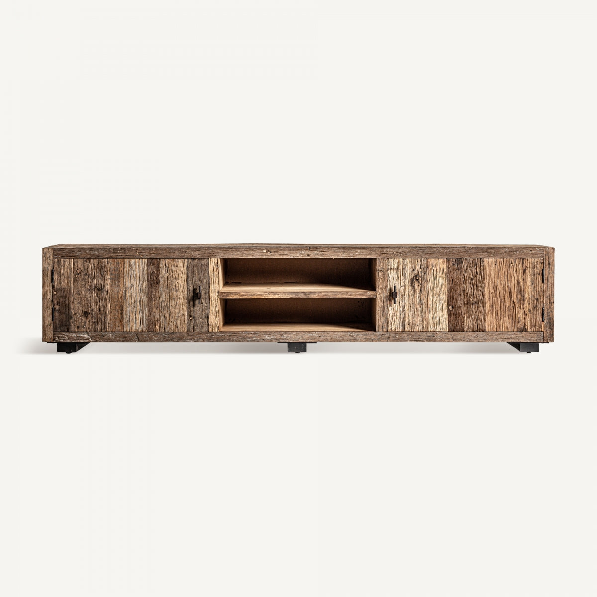 Presentamos el mueble TV en madera de pino recuperada Carrik, un diseño personalizado con acabado rústico. Ofrece dos gabinetes laterales y dos estantes centrales abiertos para un amplio almacenamiento. Su elegante simplicidad resalta sobre un fondo blanco liso.