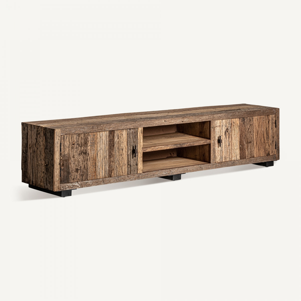 El mueble TV en madera de pino recuperada Carrik presenta un diseño rústico con dos estantes abiertos y cuatro puertas de gabinete, combinando funcionalidad con estilo personalizado para elevar cualquier habitación.