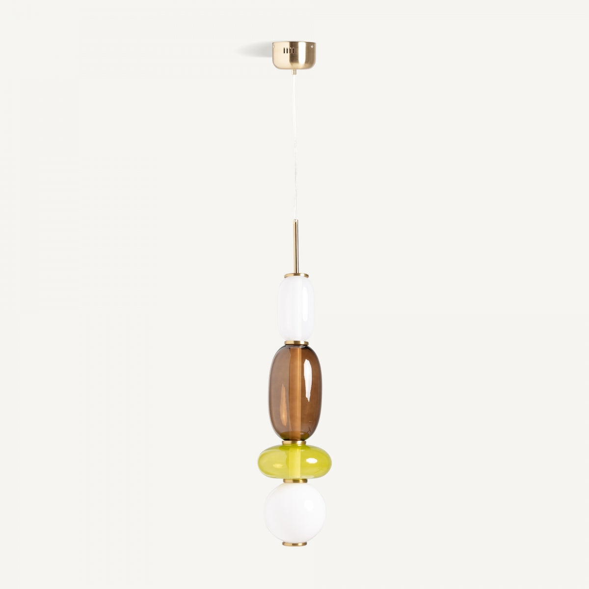 La lámpara colgante en hierro y cristal Micah combina montaje dorado con cuentas de vidrio blancas, ámbar y amarillas en un solo cable, aportando un estilo elegante art deco a cualquier espacio.